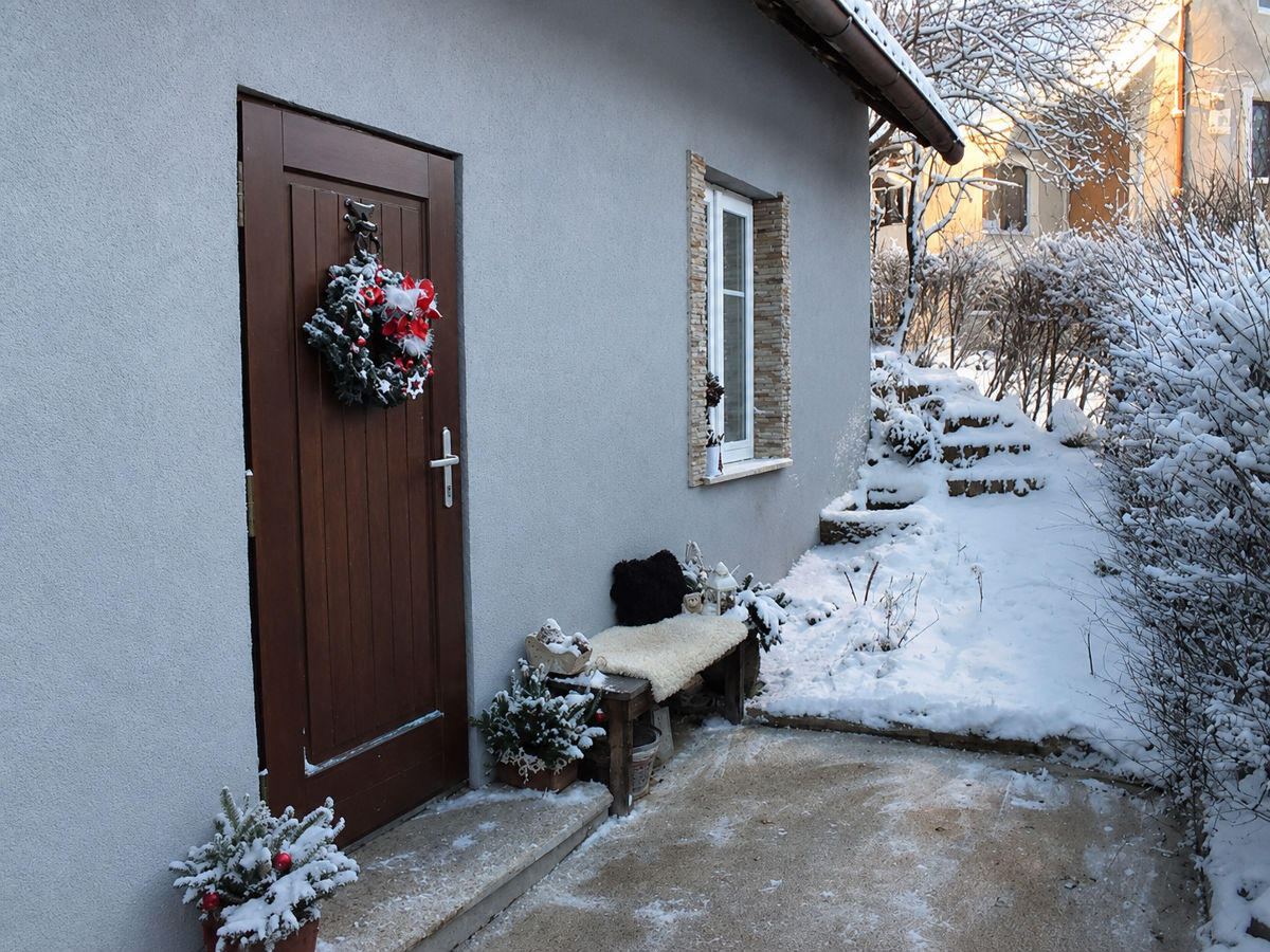 Zasněžený dům s adventní výzdobou